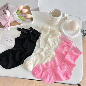 Trois paires de chaussettes Lolita avec nœuds en noir, crème et rose avec texture côtelée