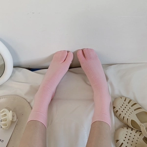 Minimalist pink cotton split-toe tabi socks with vertical ribbed texture for women
