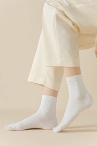 Gros plan de chaussettes Tabi blanches avec texture côtelée et bords élastiqués