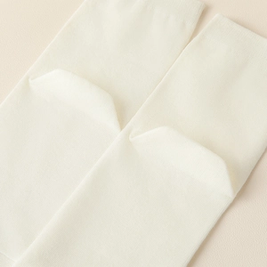 Détail de chaussettes à orteils séparés blanc crème montrant la maille fine et le coton doux