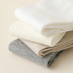 Texture tricotée de chaussettes à deux doigts en blanc, beige, avoine et gris