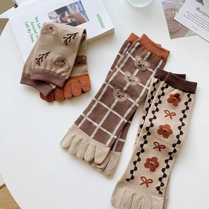 Drei Paar niedliche Zehensocken aus Baumwolle mit Bären- und Blumenmuster