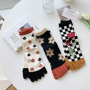 Drei Paar Zehensocken aus Baumwolle mit Blumenmuster und Karomuster in der Detailansicht