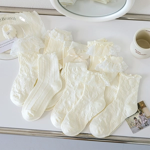 Chaussettes beiges avec dentelle, perles et nœuds en ruban style vintage français