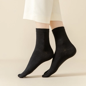 Chaussettes tabi pour femmes en coton noir avec orteils séparés et maille côtelée