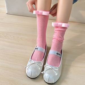 Chaussettes roses à côtes avec nœuds satinés et ballerines blanches élégantes pour femme