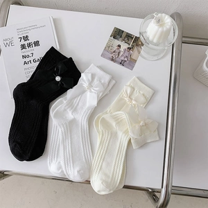 Chaussettes mi-mollet en tricot avec nœuds en soie et perles en blanc, beige et noir