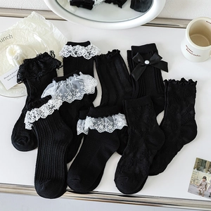 Chaussettes noires de style japonais avec dentelle blanche et nœuds en satin