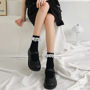 Chaussettes hautes noires style japonais avec dentelle fleurie blanche et Mary Janes