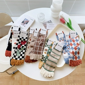Fünf-Finger-Baumwollsocken mit niedlichen Blumenmustern in ästhetischer Anordnung