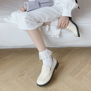 Mocassins à plateforme beiges avec chaussettes en dentelle style Lolita japonaise