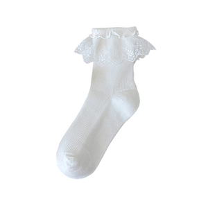 Chaussettes blanches en coton avec froufrous en dentelle et broderie de fleurs