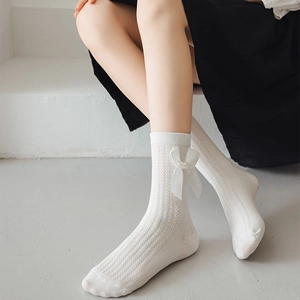 Chaussettes blanches en tricot torsadé avec nœuds en satin et perles style japonais