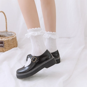 Détail de chaussettes blanches JK avec motifs cœurs et volants portées avec des Mary Janes