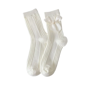 Chaussettes blanches en maille torsadée avec nœuds élégants en soie et perles déco