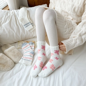 Chaussettes épaisses et chaudes en polaire corail à motifs floraux blanc et rose