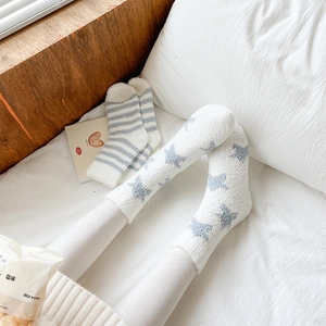 Chaussettes douces en polaire corail avec motifs d'étoiles bleues et rayures d'hiver