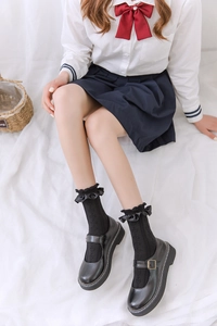 Détail de chaussettes Lolita noires à volants et chaussures Mary Jane