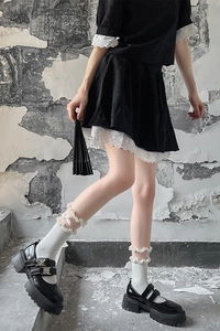 Vue détaillée d'une tenue JK gothique noire avec jupe plissée et chaussettes à volants