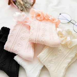 Détails de chaussettes Lolita avec motifs torsadés en cœur et nœuds en ruban satin