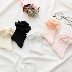Détails de cinq paires de chaussettes Lolita avec motifs cœur et nœuds en dentelle