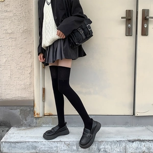 Chaussettes hautes noires avec jupe plissée et mocassins à plateforme de style JK