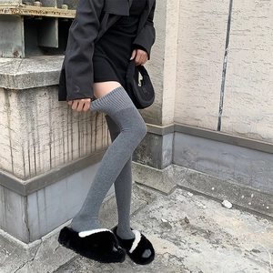 Chaussettes montantes grises en coton avec maille verticale et revers épais antidérapants