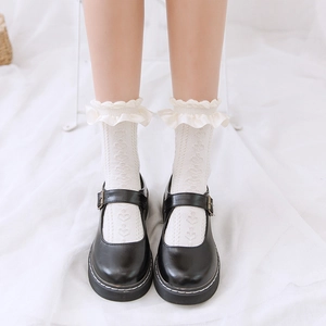 Chaussettes Lolita blanches à dentelle cœur et chaussures Mary Jane en cuir noir