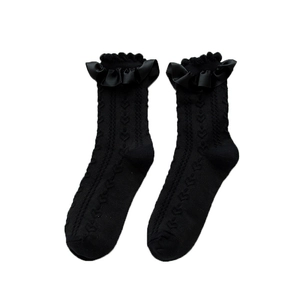 Chaussettes hautes Lolita noires avec volants en satin et motifs de cœurs en jacquard doux