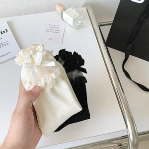 Détails de dentelle et nœud satiné sur chaussettes mi-mollet en maille style japonais