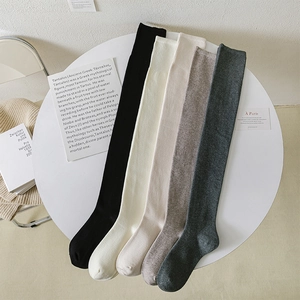 Chaussettes montantes en maille tricot noir, crème et gris pour l'automne