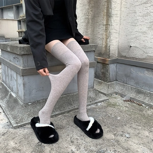Chaussettes hautes grises en tricot style JK avec revers larges et coton mélangé chaud