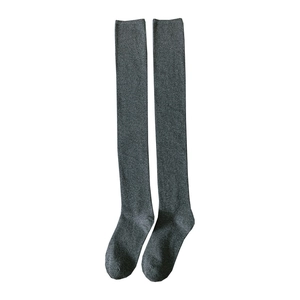 Chaussettes montantes en maille gris foncé avec bords-côtes pour chaleur et confort hivernal