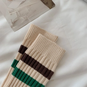 Detail van ribgebreide katoenen sokken met groene en bruine strepen retro