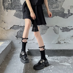 Chaussettes en dentelle à volants et rubans avec chaussures Mary Jane à semelles compensées