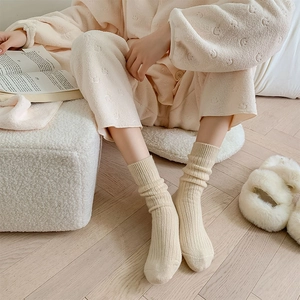 Calze spesse in lana beige da donna in maglia a costine minimalista per autunno e inverno