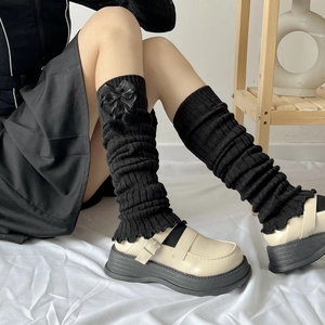Japanische schwarze Strick-Stulpen mit Schleifen und Pelzbommeln für den Winter-Look