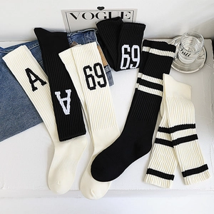 Ensemble de chaussettes hautes rayées noir et blanc avec motifs de lettres et chiffres