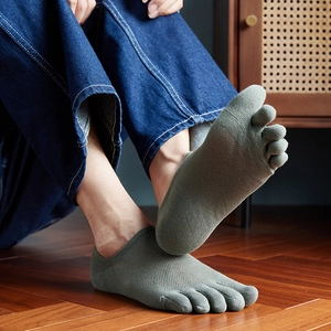 Breathable men's five-toe invisible socks in grey with mesh design and low-cut style
