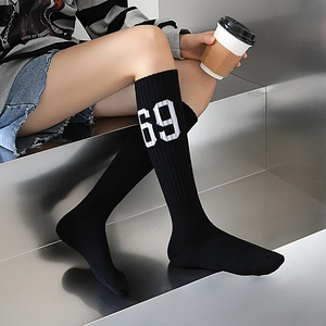 Détails de chaussettes hautes noires à côtes avec impression du numéro sportif 69 blanc