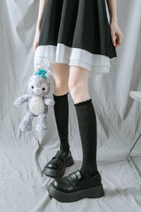 Vue détaillée de chaussettes hautes style JK avec motifs de cœur et bordure volantée