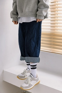 Détail des chaussettes blanches en coton avec rayures noires et lettrage mianxi brodé