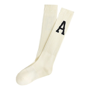 Chaussettes hautes côtelées blanc crème avec broderie lettre A noire sur fond blanc