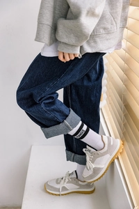 Détail de chaussettes à rayures blanches avec lettrage 'MIANXI' et baskets rétro