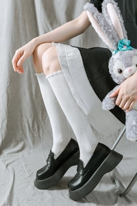 Détail de chaussettes JK blanches avec jacquard papillon et dentelle en style Lolita