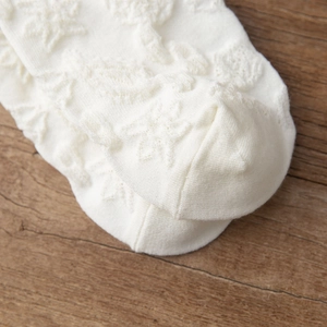 Vue détaillée de chaussettes en maille blanche avec motif étoilé en relief sophistiqué