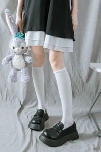 Chaussettes blanches style JK avec bordure en dentelle et mocassins noirs à plateforme