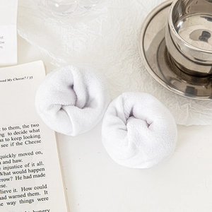 Détails de poignets en coton tricoté blanc sur un fond de style de vie minimaliste