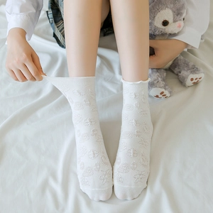 Chaussettes hautes blanches en jacquard ajouré avec motifs floraux et bord volanté