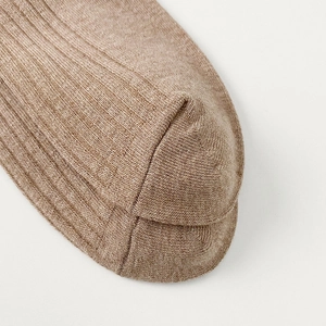 Detail of reinforced toe seam on brown ribbed cotton knee-high socks for a smooth finish